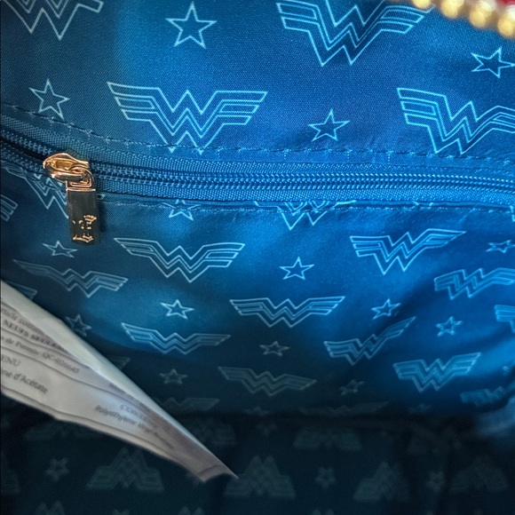 Wonder Woman loungefly backpack NWOT - Picture 5 of 7